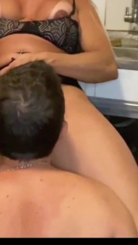 Mẹ kế trong bếp bị theo dõi Đột nhiên nhìn thấy con cặc của con trai riêng và...