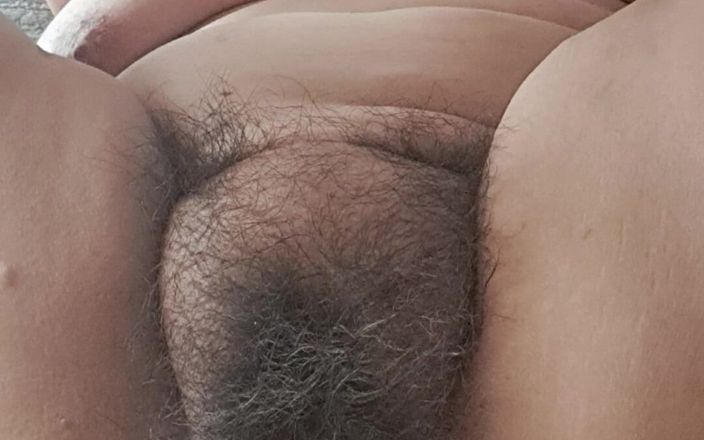 Mommy big hairy pussy: MILF sträcker benen öppna och tar emot luft