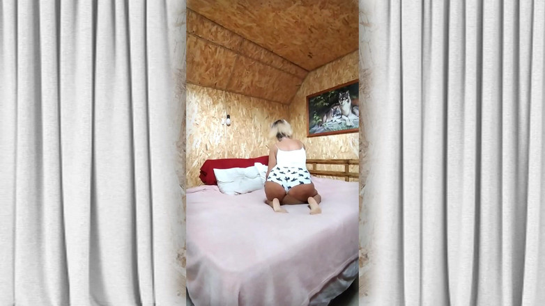 Lukerya: Sexy žena v domácnosti Lukerya. Zimní ráno nad šálkem kávy.