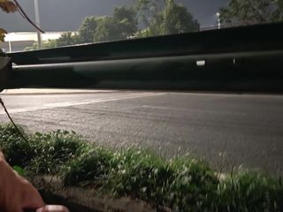 ChineseBisexual: Masturbando-se nua no lado da rodovia à noite
