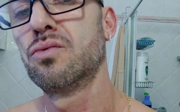 Boy jerking off: Es ist Zeit, sich zu rasieren!