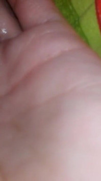 我继妹的手被 precum 覆盖，然后是浓稠的精液