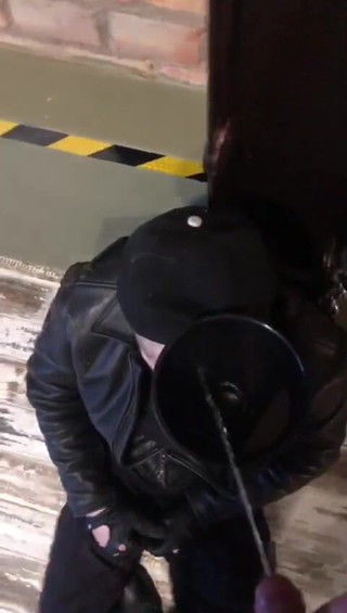 KinkySirius: Armádní muž chčije na mladého policistu v jeho bunkru