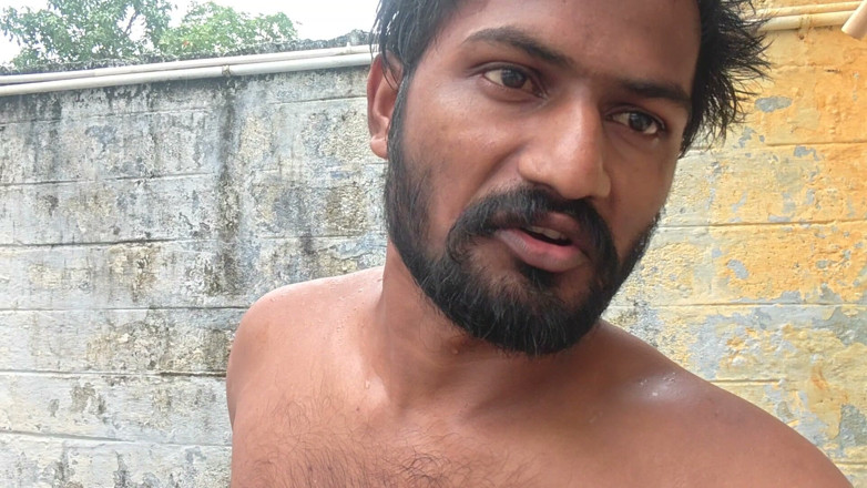 KUMBHA MANOJ KUMAR: Xhard - ทําความสะอาดห้องน้ําในหมู่บ้าน