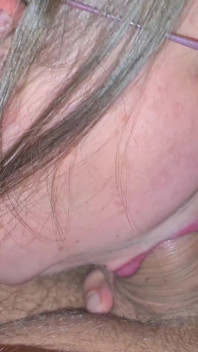 Schöner blowjob am abend auf der Couch, er kommt in meinen mund!