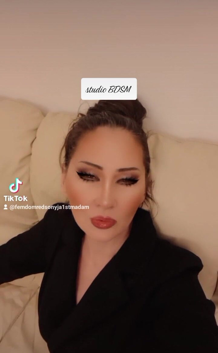 Dominatrix Redsonyja: 我们有多美丽，不是我们，当我们落后于各种紧身者时，我们是，但在这里人们不会来看假美女