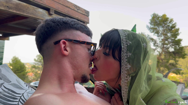 Aaliyah Yasin: La casalinga pakistana aaliyah yasin tradisce suo marito