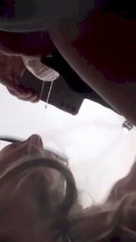 Blonde MILF neemt een lul in haar mond en komt klaarop op haar tong