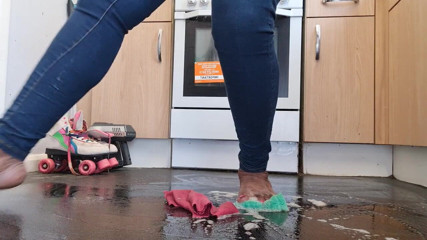 Simp to my ebony feet: Membersihkan lantai dengan kaki yang kotor