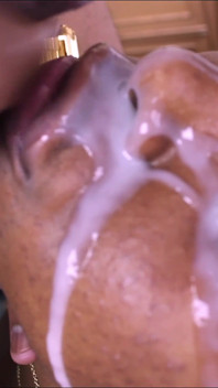 Kenia Jones Chupa Una Pequeña Polla Y Recibe Un Enorme Facial