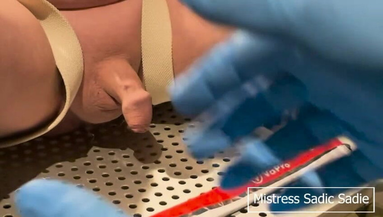 Sadic Sadie: Jednoduchá ukázka katétru, rozšíření jeho močové trubice
