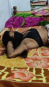 Moglie indiana massaggio corpo fatto in casa verdura mettendo nella figa