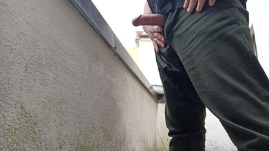 Kinky Guy: Писаю на балконе, наблюдая за людьми на улице