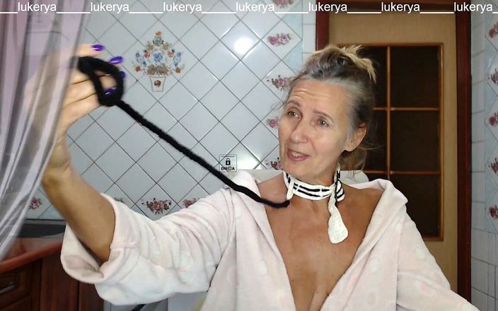 Lukerya: Sexy hostitelka Lukerya v kuchyni v županu