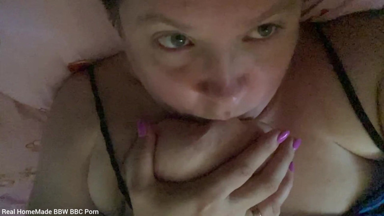 Real homemade BBW BBC porn: Je serre mes gros nichons en suçant mes tétons