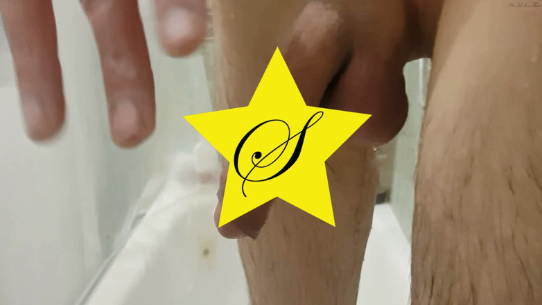 HeIsSooThin: Cewek sange ini lagi asik muasin memeknya pakai dildo di...