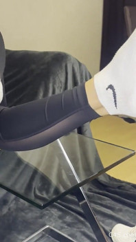 Vuile witte sneakeraanbidding - stinkende sokken in gezicht met Valeria Night (vooraanzicht)