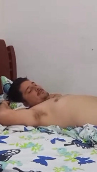ホットなベネズエラの継母が膣にペニスを抱え込む
