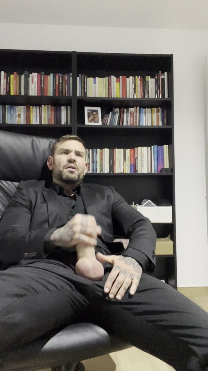 Juan Lucho Gay: Handsome Guy Masturbates in Suit