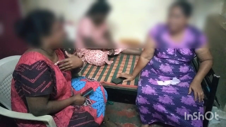 Tamil lesbian: 3명의 아줌마 핫한 토론