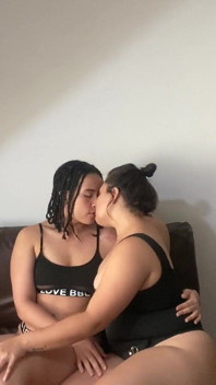 La mia sorellastra lesbica mi mostra com'è essere scopata con lo strap-on