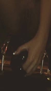 Chique trio scène 1: rondborstige brunette milf lingerie vindt het heerlijk om één pik in haar mond te hebben en een andere in haar poesje