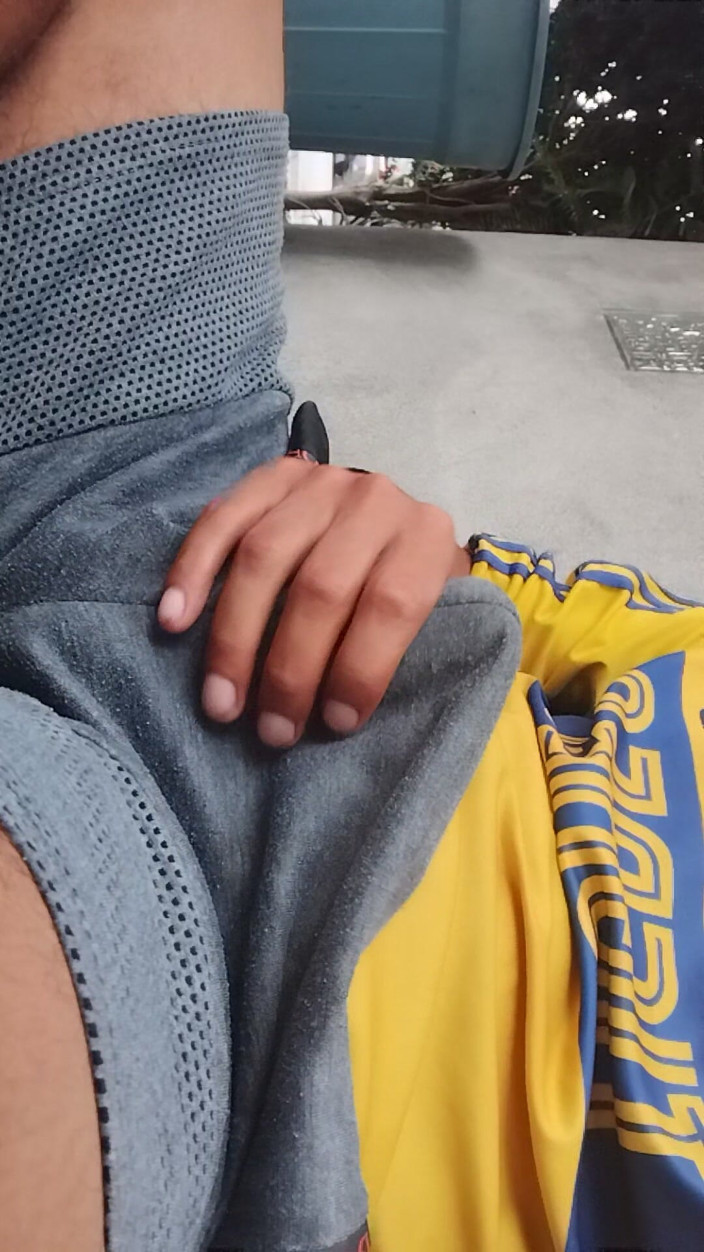 AlexAlejandro13: Muž se rozpaluje a masturbuje pod oblečením