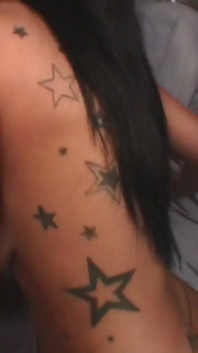 Bonita Stella chupa pau preto em foda interracial