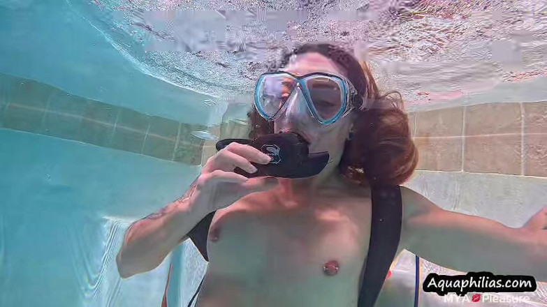 MYA Pleasure: Scuba flexing ibu tiri berotot