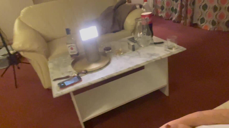 Shione Cooper: Selfie-masturbatievideo maken als hij dingen voorbereidt om te fotograferen