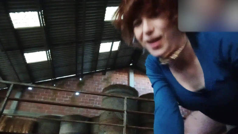 RedLili: 年上の男性が小さなトランスガールのかわいい子とセックスする