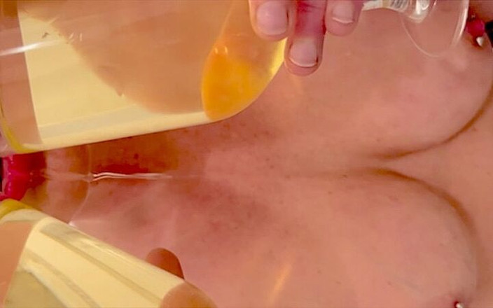 Aqua Pola: Mulutku dimasukin dua kacamata oleh pacarku yang lagi kencing!