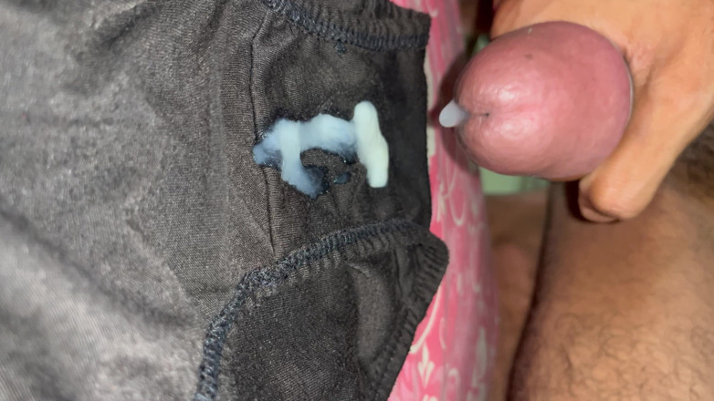 Cumlover35804: मैं अपनी आंटी संगीता की काली पैंटी पर वीर्य डालता हूं।