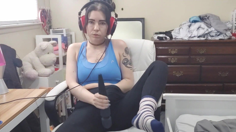 lilredvelvettt: Ejaculând pe muzică purtând căști