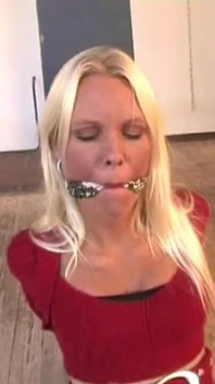 Natalie Met paal vastgebonden Deavegagged