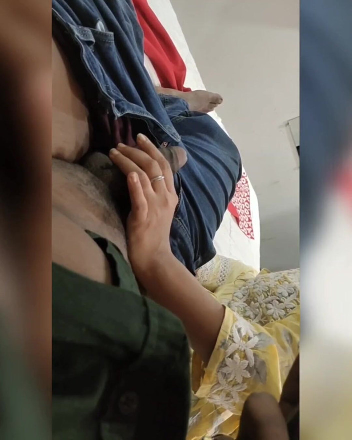 Trisha Hotness: Trisha se joacă cu pula în timp ce vorbește la telefon
