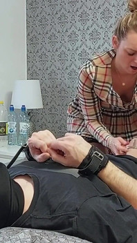 Зрадлива Дружина Прийшла Після Побачення, Рогоносець Ковтає Сперму З Презерватива І Їсть Власну Сперму На Десерт