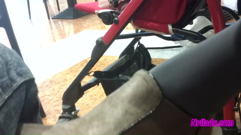 Nyllady: În bar mângâindu-mi soțul cu mini-cizmele mele gri