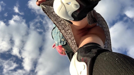 Dirty slut 666: Schau dir meine muschi unter meinem rock auf einem longboard...