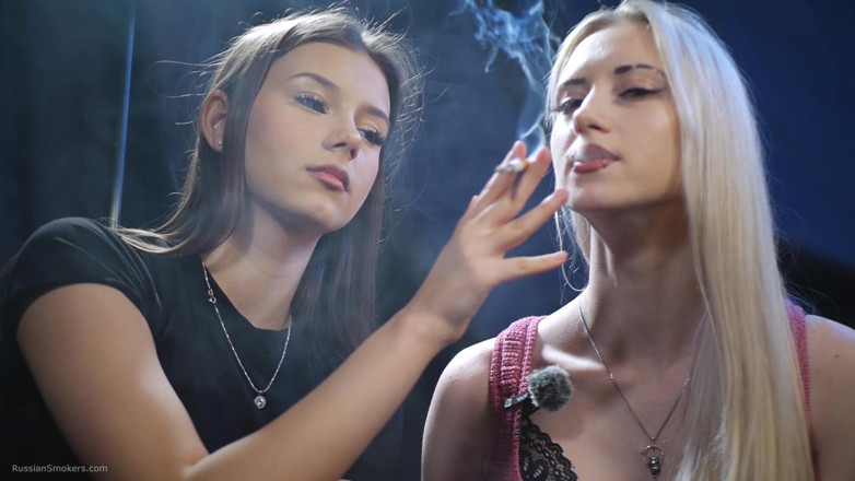 Russian Smokers: Dvě dívky sdílejí cigaretu při pomalém intimním kouření