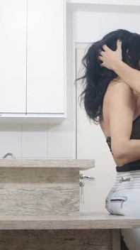 Venusss e Carol in baci caldi e jeans attillati