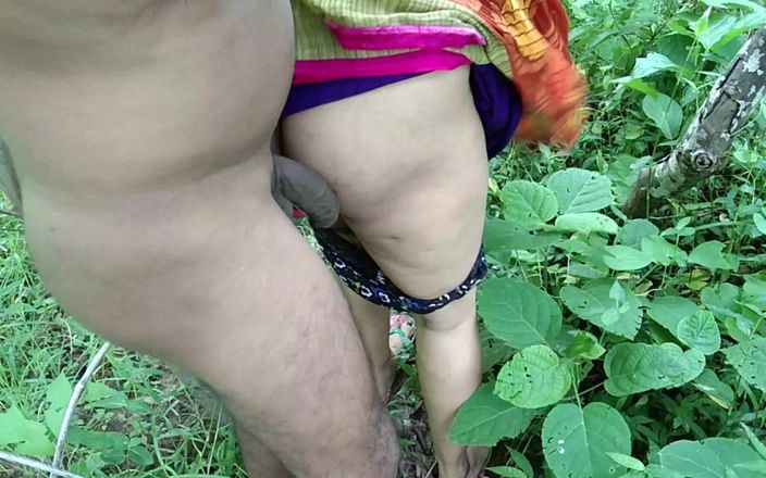 Step Mummy Sonali: 그녀의 입에 자지를 대고 사정하는 낯선 이에게 풀밭에서 따먹히다