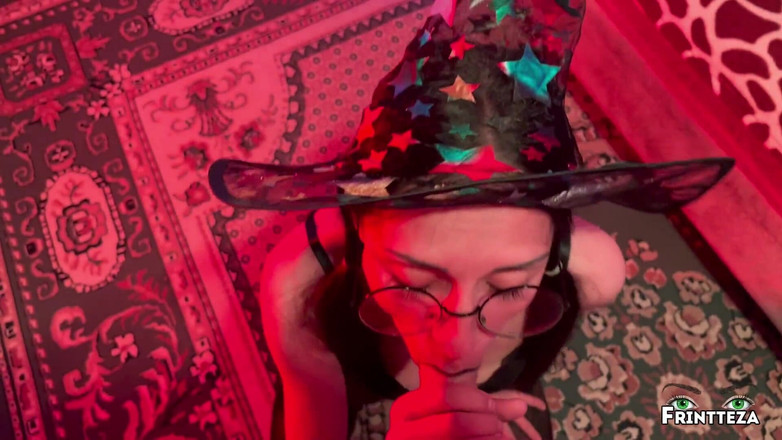 Frintteza: Schattige geile Halloween-heks krijgt diep in keel en anale creampie