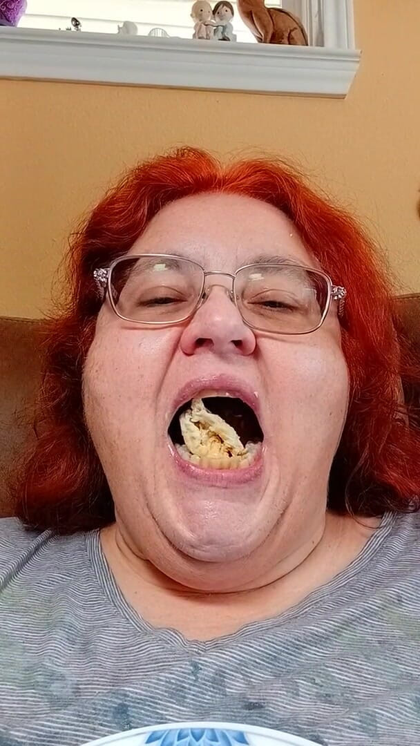 BBW nurse Vicki adventures with friends: Makan Roll Bolo Sandwich untuk awek gemuk menjilat peminat!