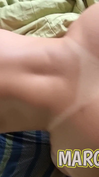 Pria sange ini lagi asik ngentot memek istrinya yang super hot sampai dicrot di dalam