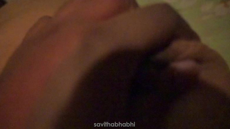 savithabhabhi: Teman lelaki buatan sendiri mengambil video teman wanita berbogel