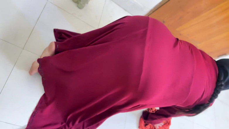 Aria Mia: Ibu tiri Muslim yang cantik panas membersihkan bilik dan cuba...