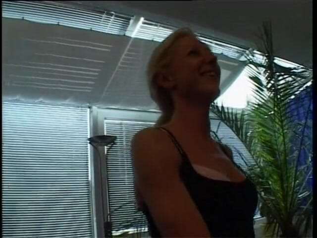Horny Two really wet MILFs: Blonde rijpe vrouw gevingerd en poesje bespeeld voordat ze een...