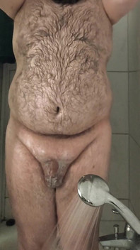 Urso gordo tomando banho