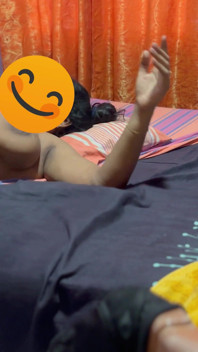 Aku lagi asik ngentot dan mainin toket besar ibu-ibu menyusuinya
